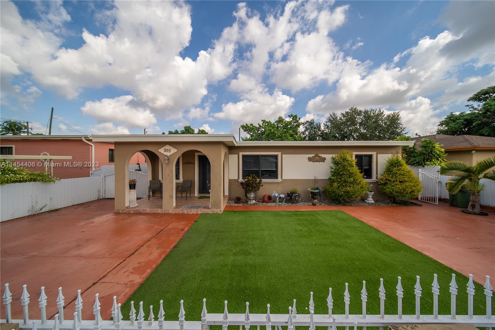 83dcefb7-3020 925 E 29th St, Hialeah FL 33013 — #A11454406