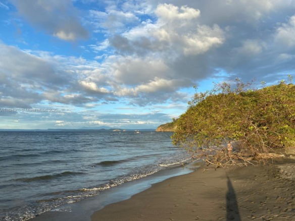 27 de Abril Playa Junquillal, IA 50303 — #A11824365