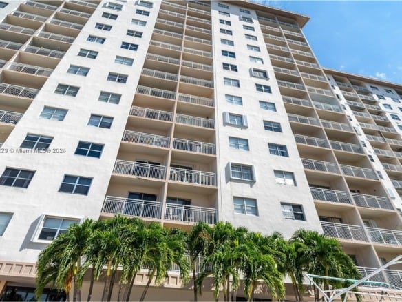 400 Kings Point Dr # 102, Sunny Isles Beach FL 33160 — #A11592273