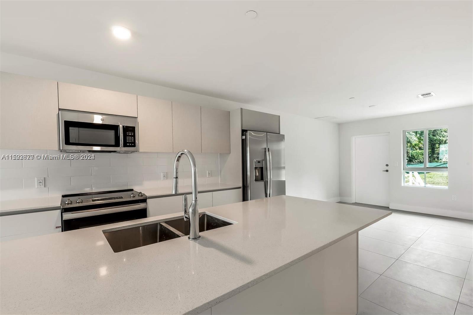 83dcefb7-3468 2561 NE 193rd St # 1103, Miami FL 33180 — #A11592677