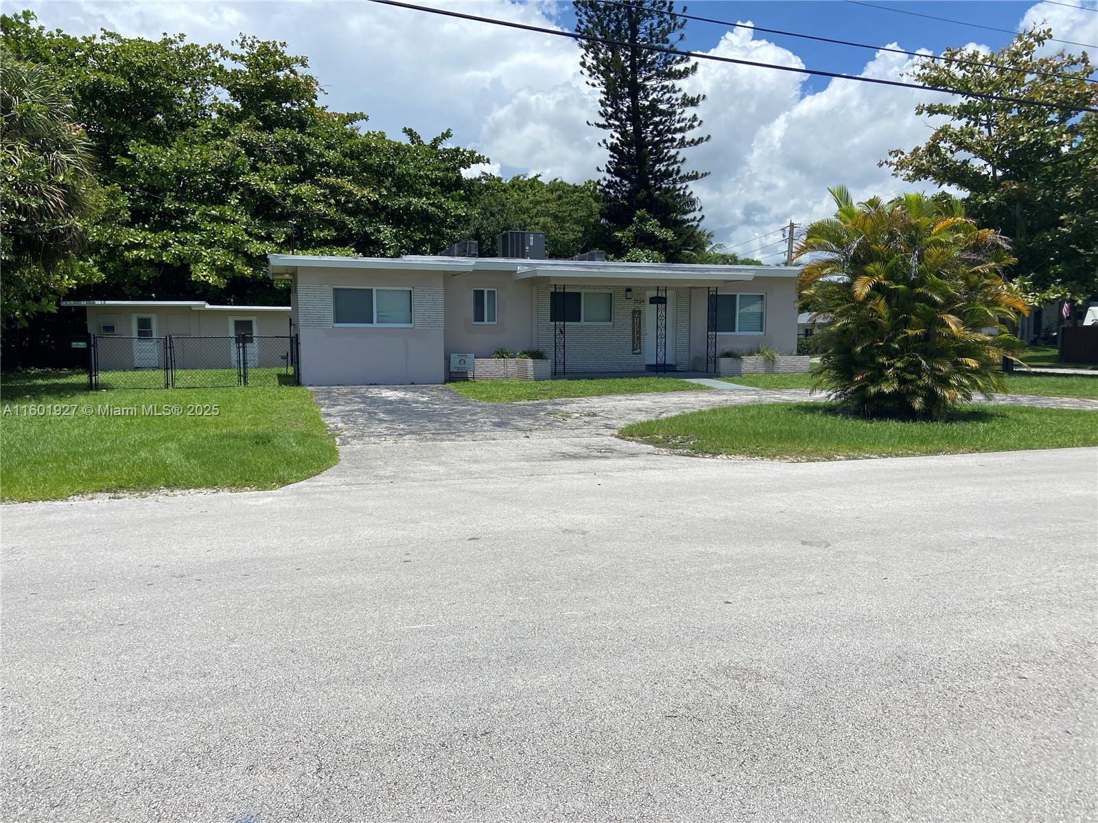 83dcefb7-3513 1739 SW 28th Ter, Fort Lauderdale FL 33312 — #A11601927