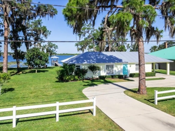 924 Lake Dr E, Lake Placid FL 33852 — #A11619565