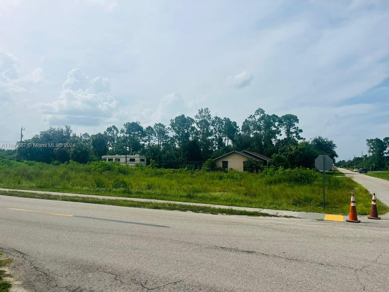 83dcefb7-4015 601 Lake Ave, Lehigh Acres FL 33972 — #A11685387
