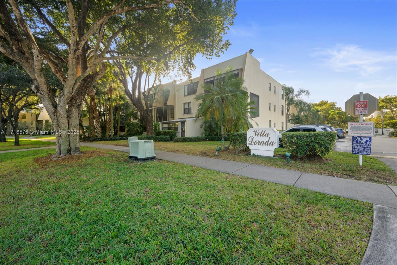 83dcefb7-4300 20401 NE 30th Ave # 8, Aventura FL 33180 — #A11716576