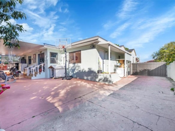 462 E 39th St, Hialeah FL 33013 — #A11721635