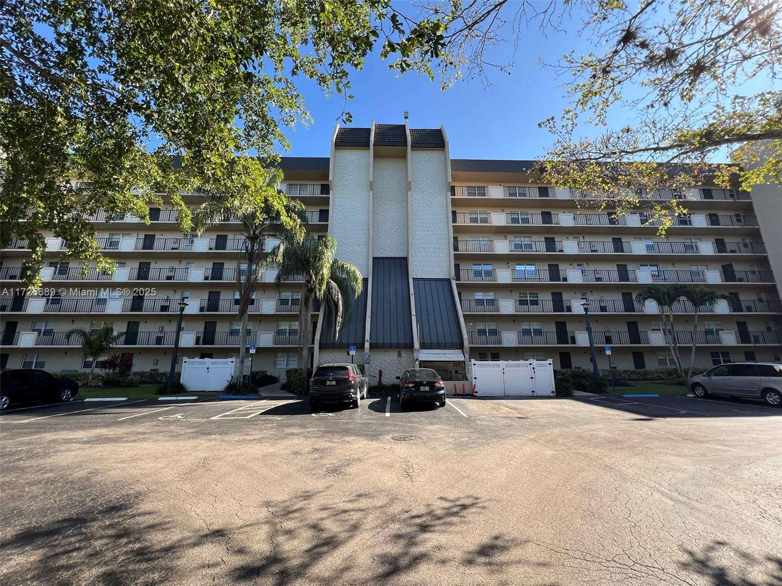 83dcefb7-4439 3300 W Rolling Hills Cir # 102, Davie FL 33328 — #A11725689