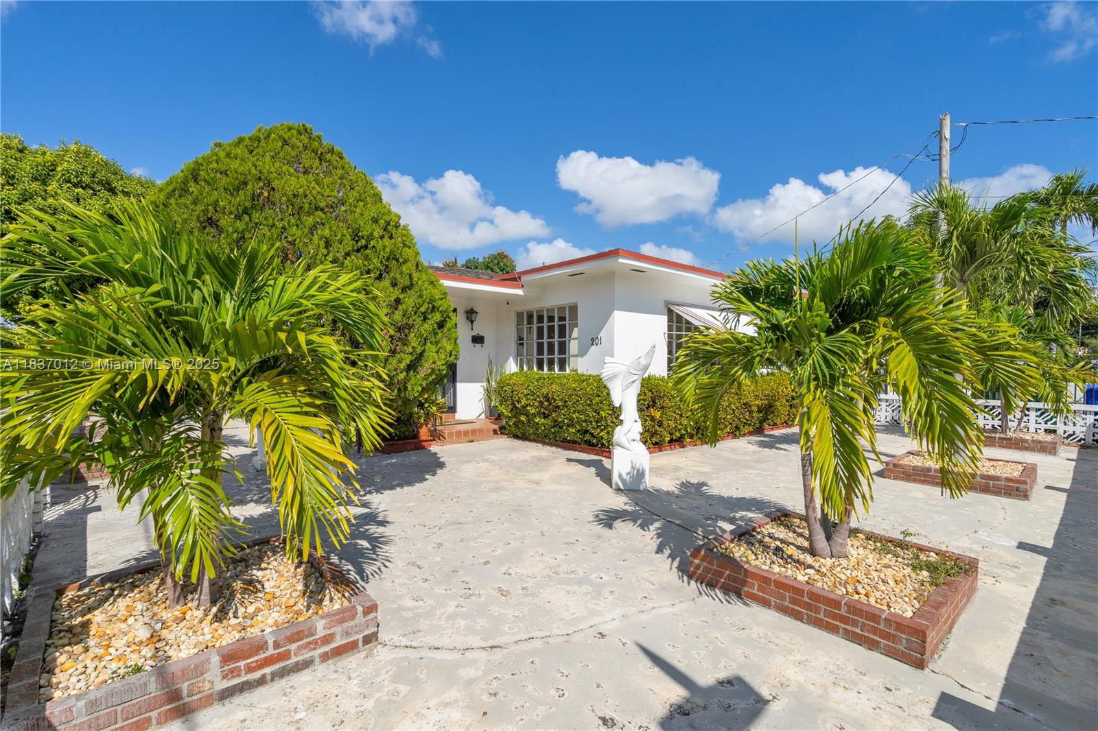 83dcefb7-460 201 NW 14th Ave, Miami FL 33125 — #A11837012