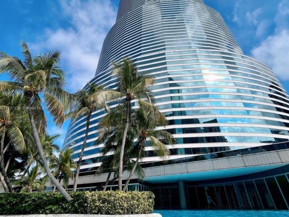 100 SE 2 ST # 2000, Miami FL 33131 — #A11767538