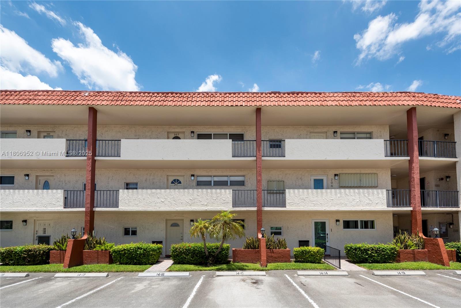 83dcefb7-5825 9823 S Hollybrook Lake Dr # 105, Pembroke Pines FL 33025 — #A11806952