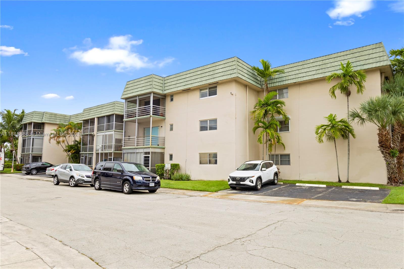 83dcefb7-6108 5790 Stirling # 212, Hollywood FL 33021 — #A11818686