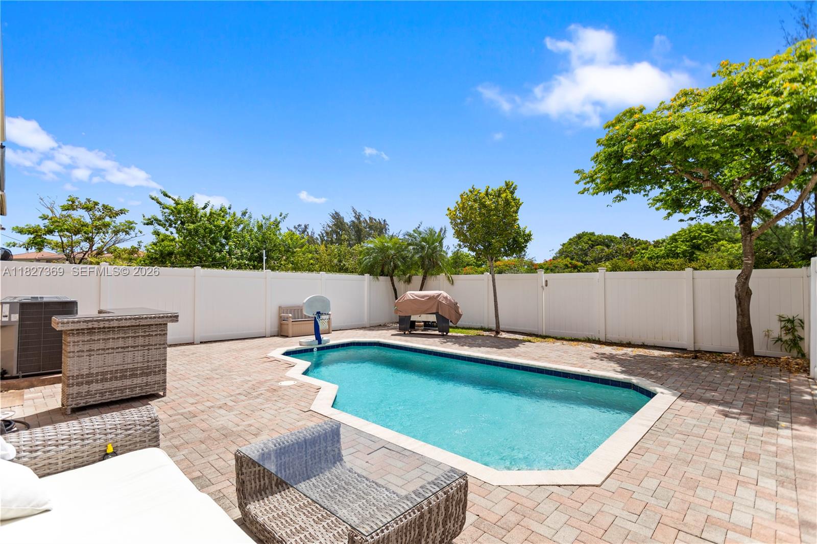 83dcefb7-6325 878 NE 191st St, Miami FL 33179 — #A11827369
