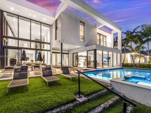 418 Sunset Dr, Hallandale Beach FL 33009 — #A11856562
