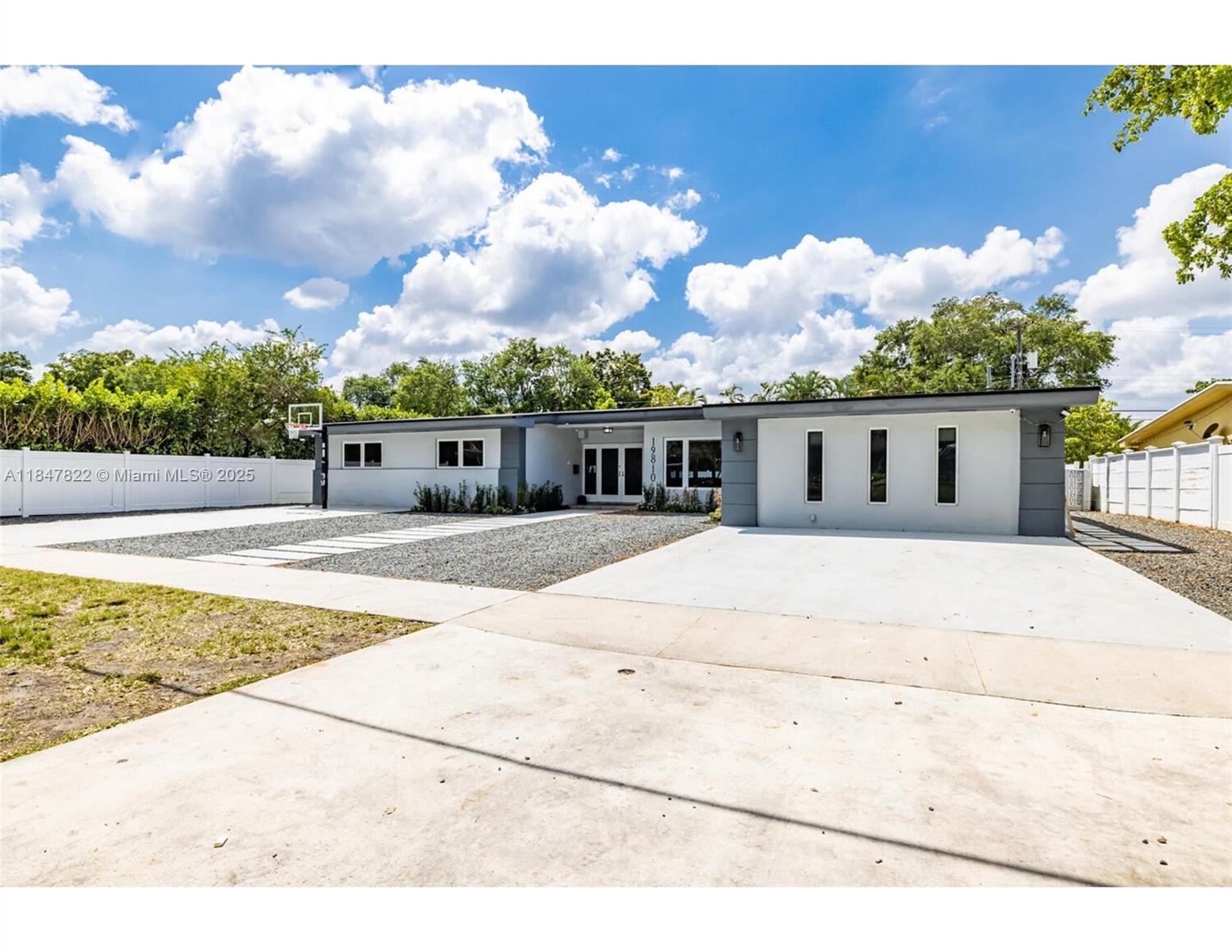 83dcefb7-6997 19810 NE 22nd av, Miami FL 33180 — #A11847822