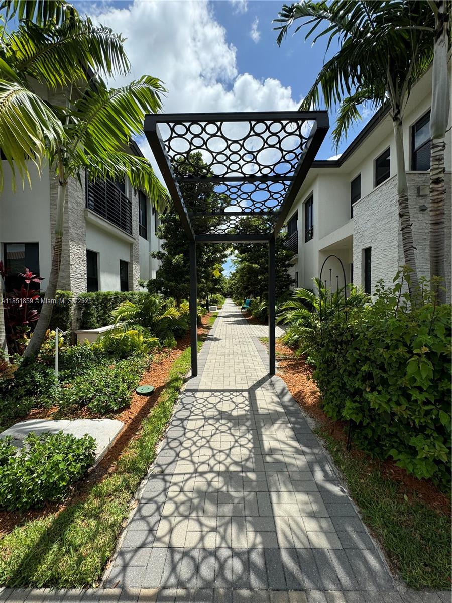 83dcefb7-7160 8283 NW 47th Ln, Doral FL 33166 — #A11851859