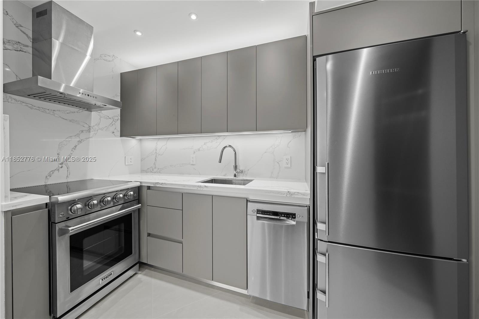 83dcefb7-7192 999 Brickell Bay Dr Unit 904, Miami FL 33131 — #A11852776