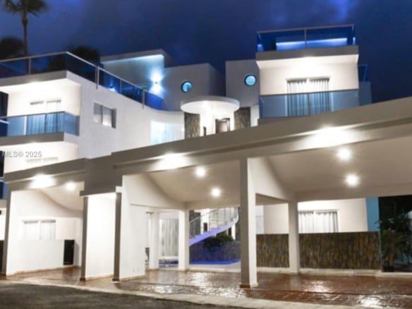 Los Corales Los Corales # 101, La — #A11860093