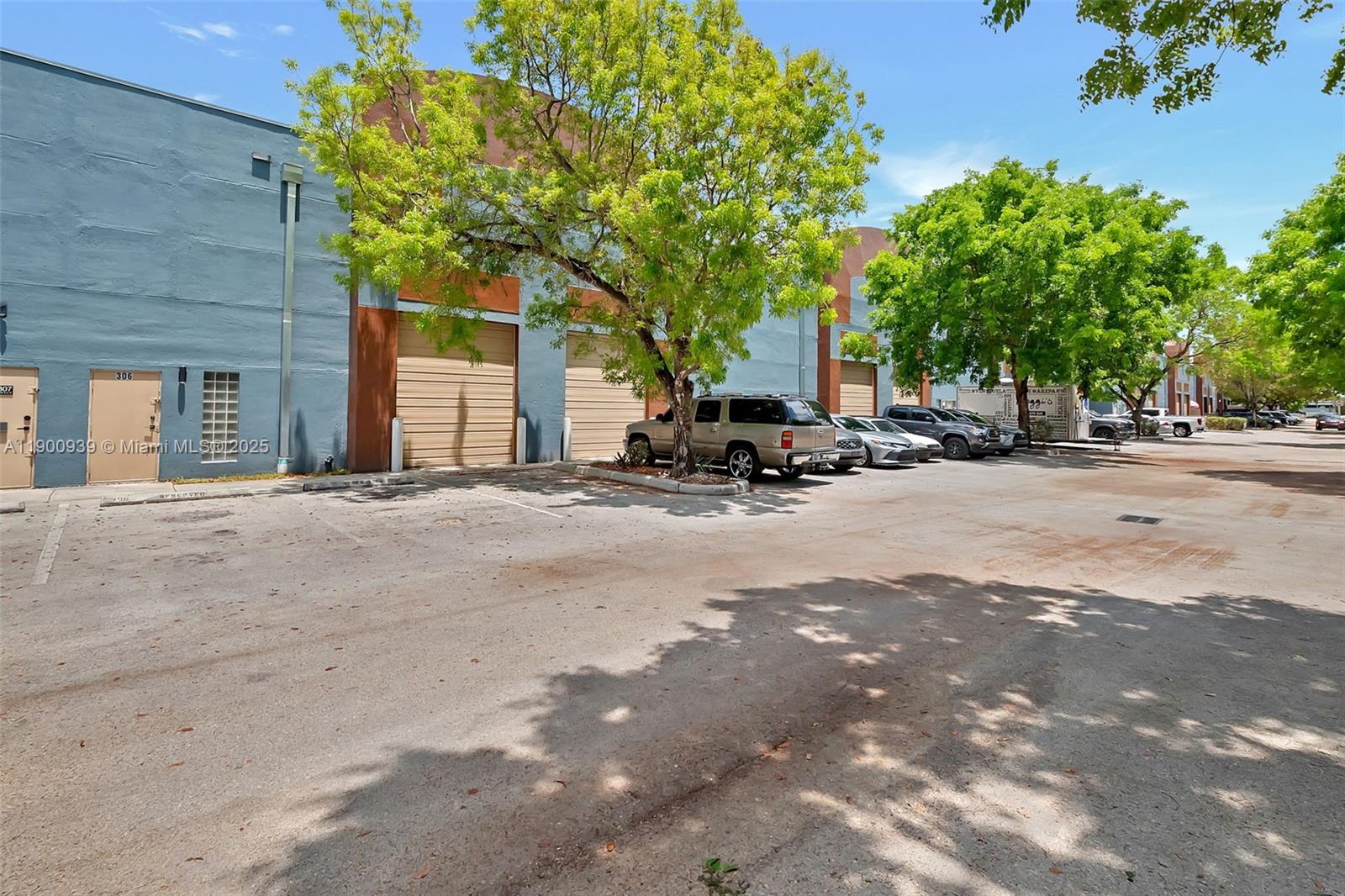 83dcefb7-762 20200 NW 2nd Ave # C6, Miami Gardens FL 33169 — #A11900939