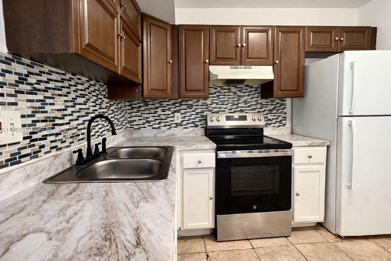 83dcefb7-7754 3700 NW 21st St # 109, Lauderdale Lakes FL 33311 — #A11865321