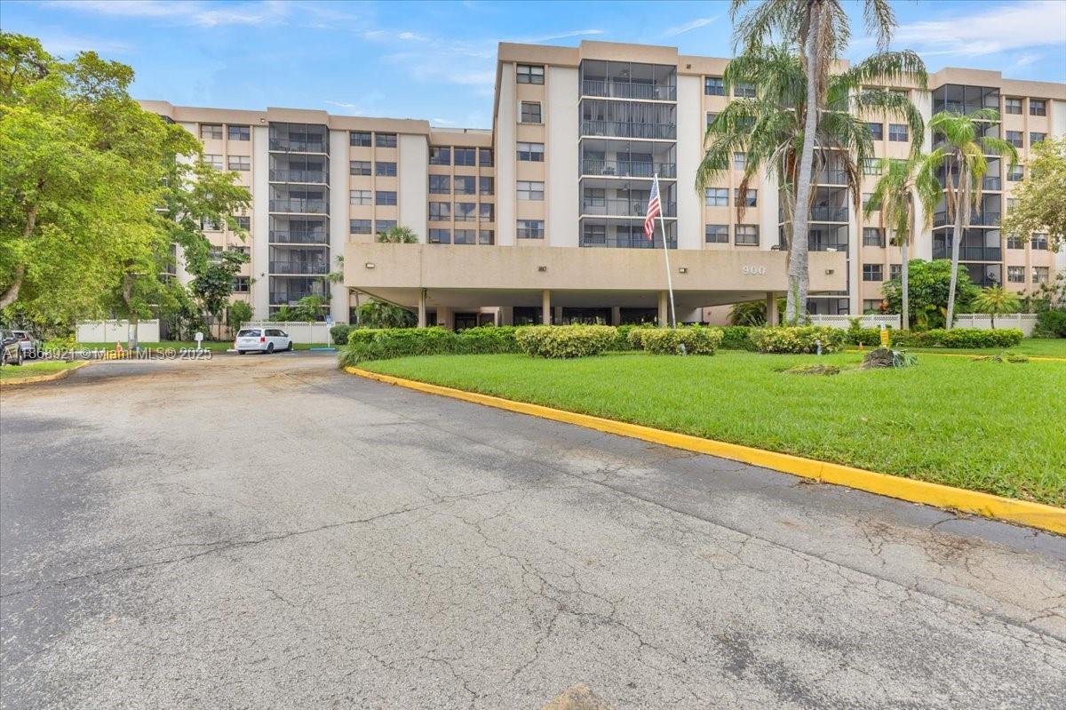 83dcefb7-7882 900 NE 195th Street # 607, Miami FL 33179 — #A11868921