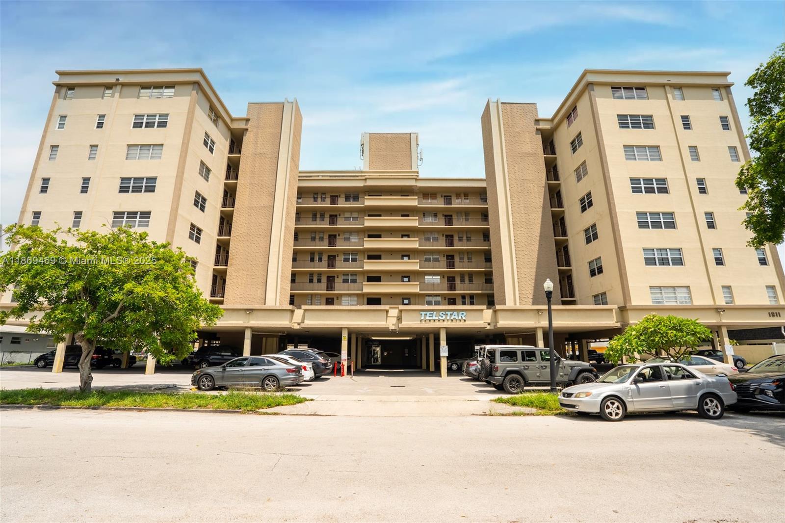 83dcefb7-7923 1811 Jefferson St # 601, Hollywood FL 33020 — #A11869469