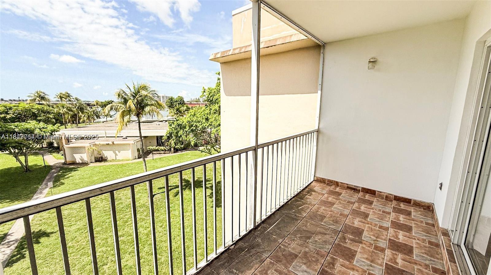 83dcefb7-945 1450 NE 191st St # 404, Miami FL 33179 — #A11849764