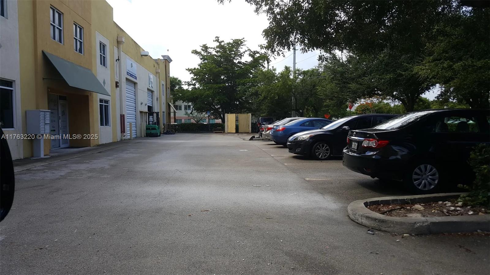 84b12bae-1039 3221 NW 82 Avenue, Doral FL 33122 — #A11763220
