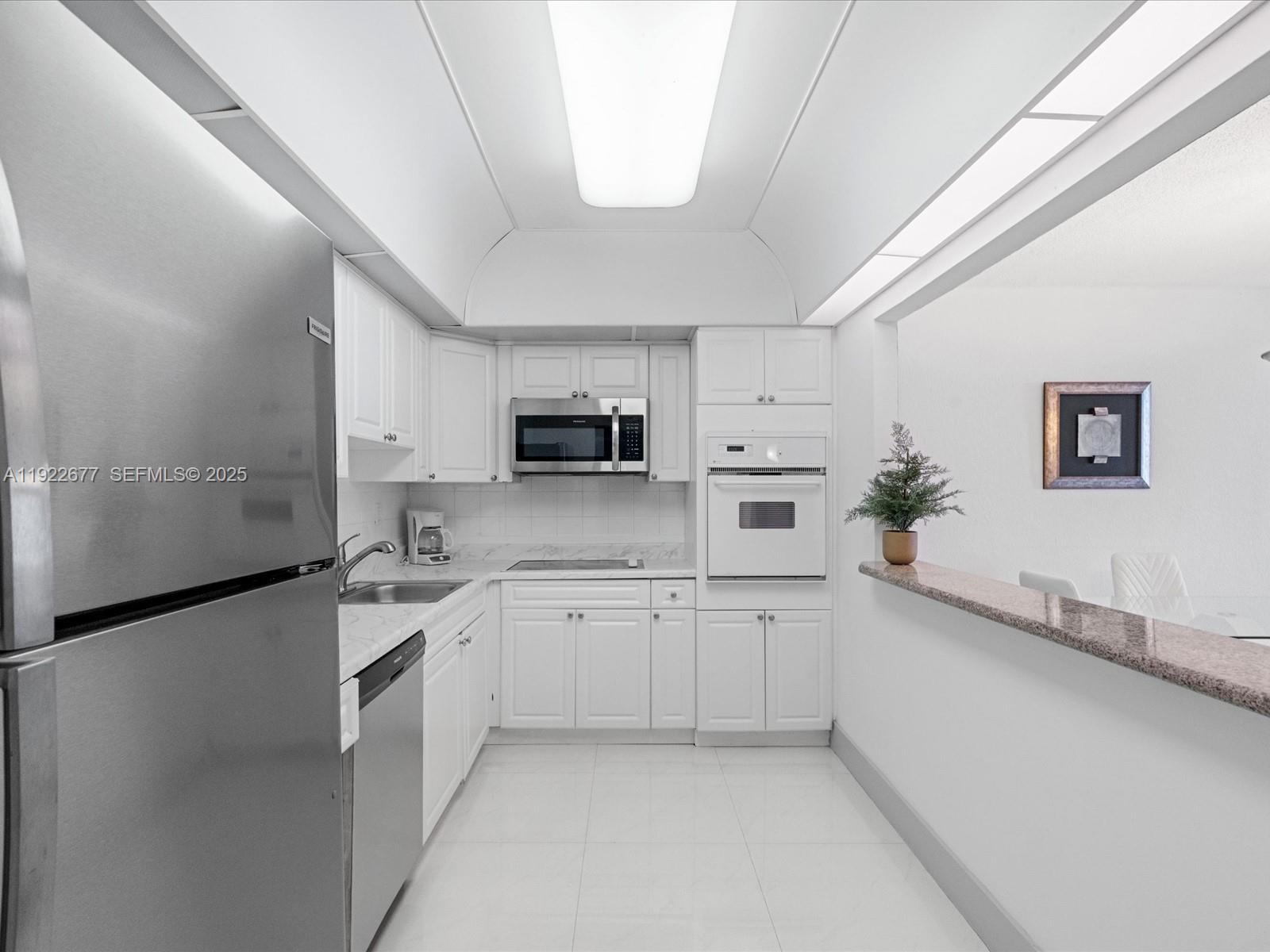 84b12bae-1121 19370 E Collins Ave # 625, Sunny Isles Beach FL 33160 — #A11922677