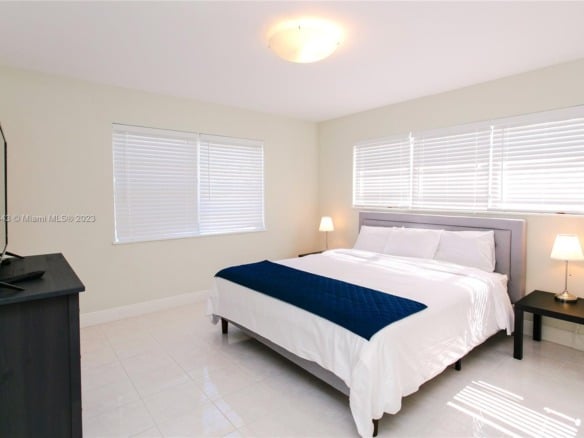 951 Washington St, Hollywood FL 33019 — #A11317343
