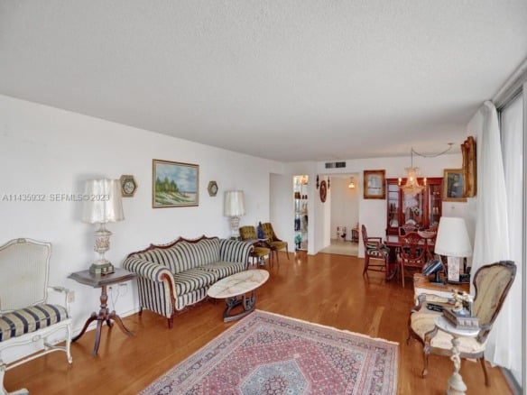 18051 Biscayne Blvd # 304, Aventura FL 33160 — #A11435932