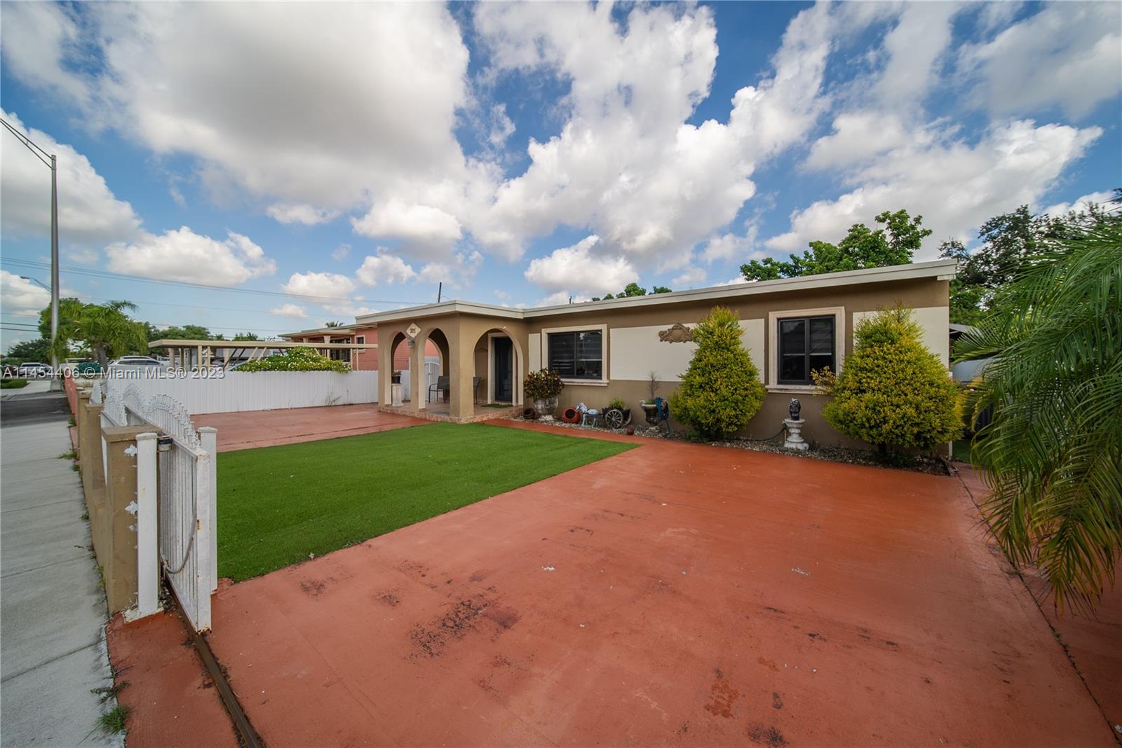 84b12bae-2485 925 E 29th St, Hialeah FL 33013 — #A11454406