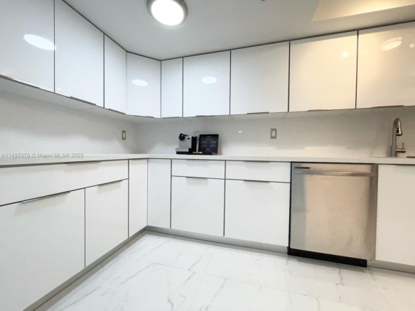 18041 Biscayne Boulv # 502, Aventura FL 33160 — #A11495376