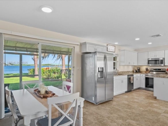 924 Lake Dr E, Lake Placid FL 33852 — #A11619565