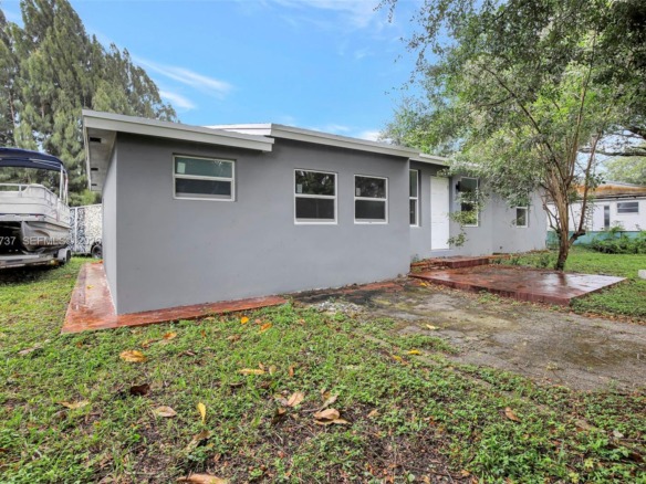 4381 SW 51st St, Dania Beach FL 33314 — #A11682737