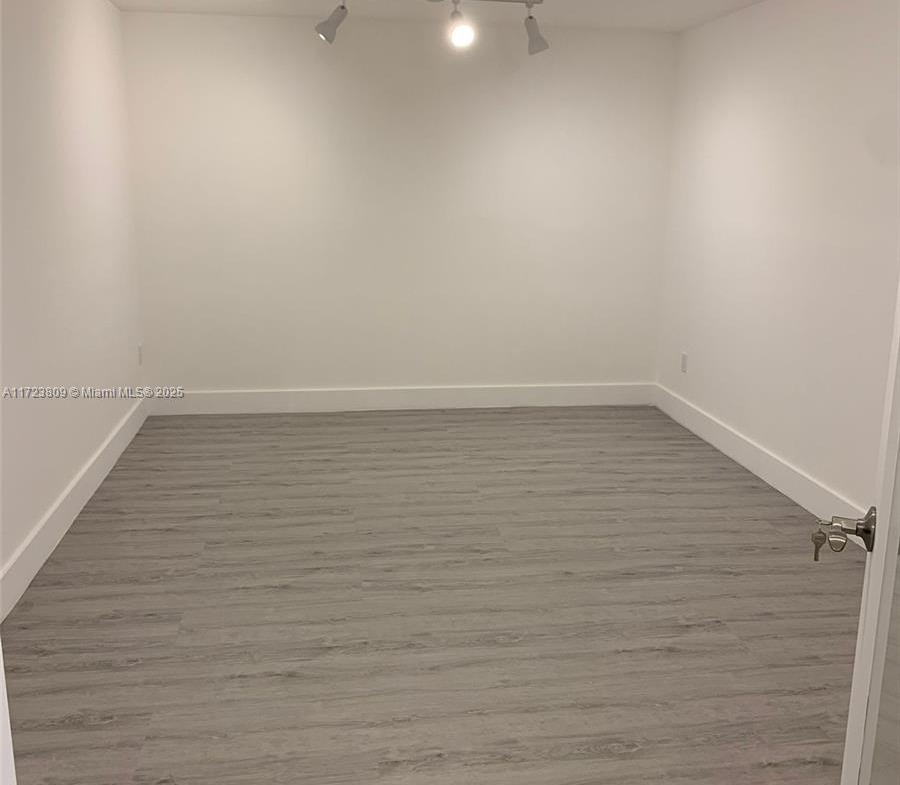 900