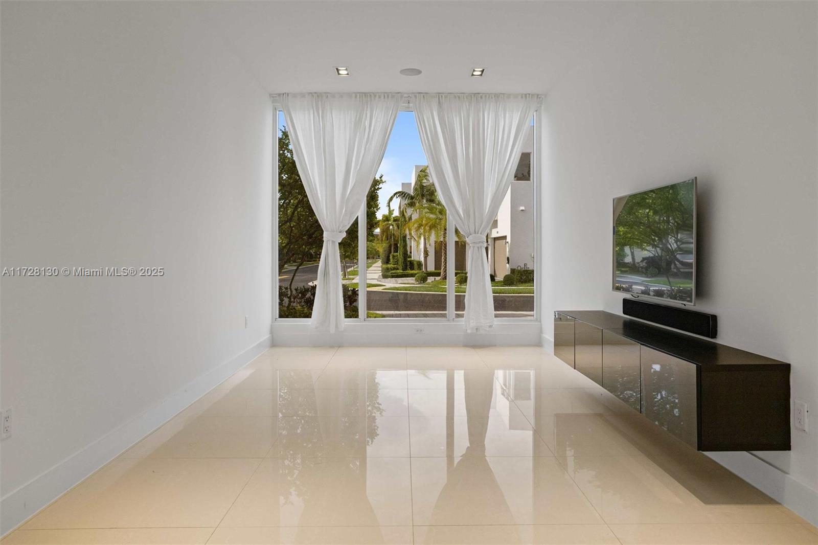 84b12bae-3781 10296 NW 74th Ter, Doral FL 33178 — #A11728130