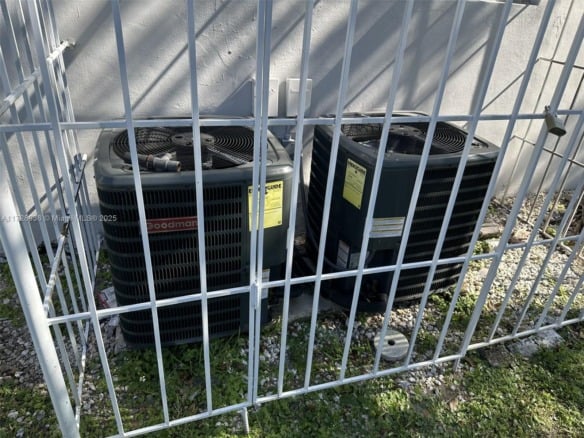 6101 Garfield St, Hollywood FL 33024 — #A11728936
