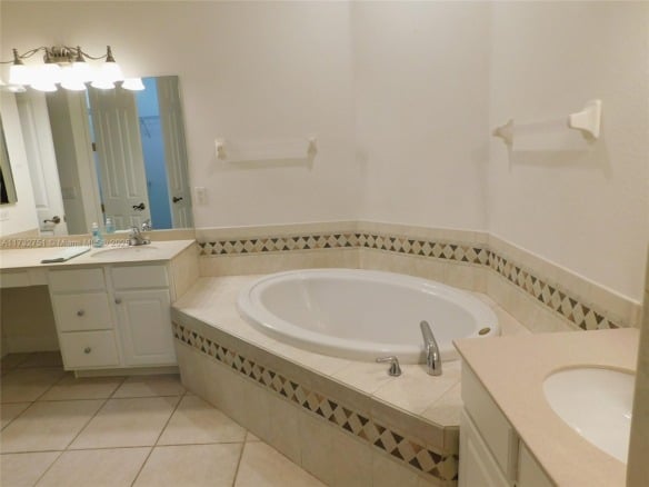 617 SE 7 ST, Cape Coral FL 33990 — #A11732751