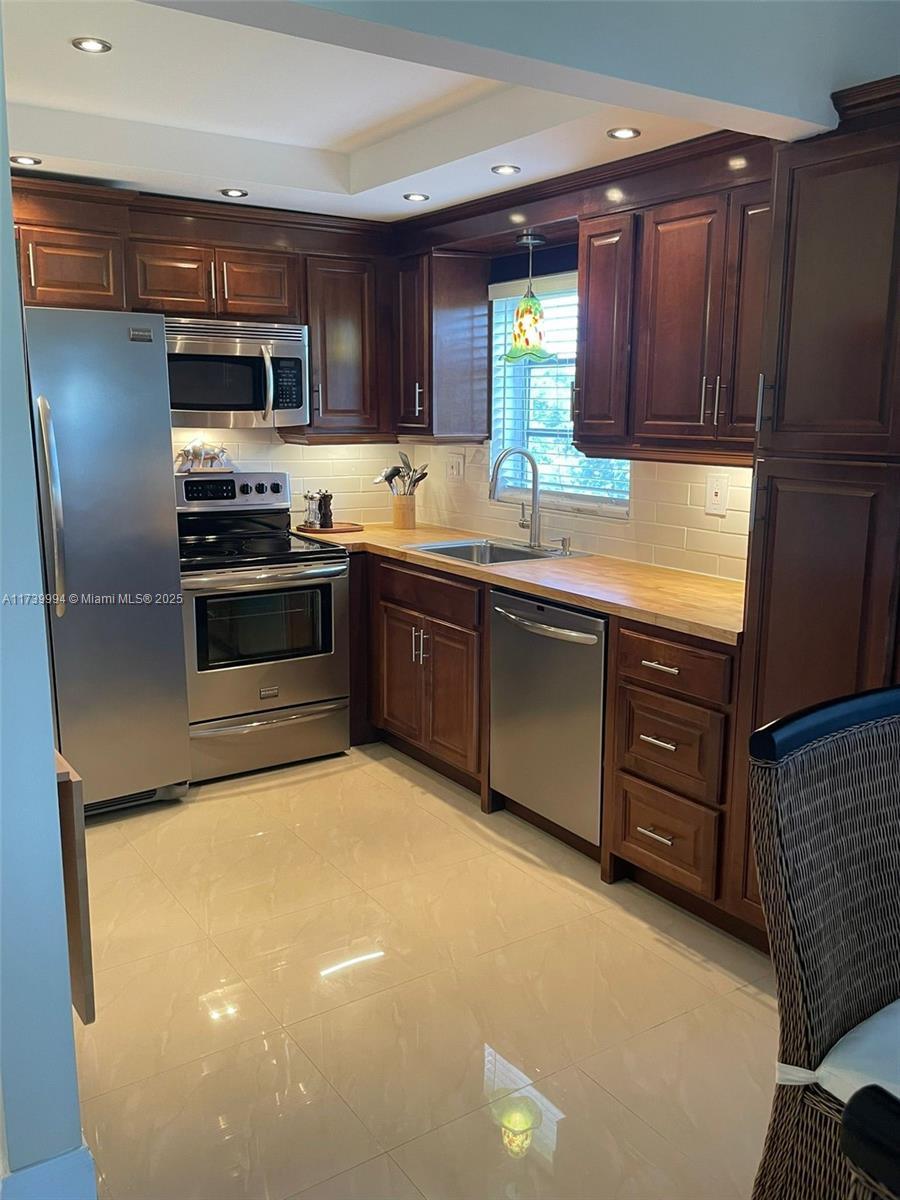 84b12bae-3923 3050 E Sunrise Lakes Dr # 324, Sunrise FL 33322 — #A11739994