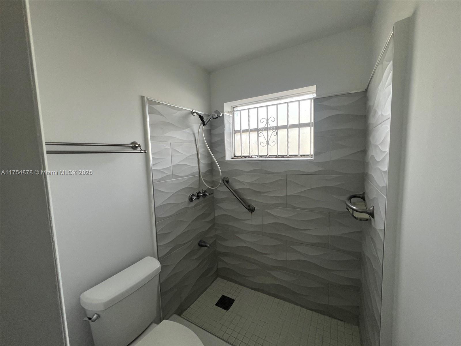84b12bae-4109 887 W 29th St # 2, Hialeah FL 33012 — #A11754878