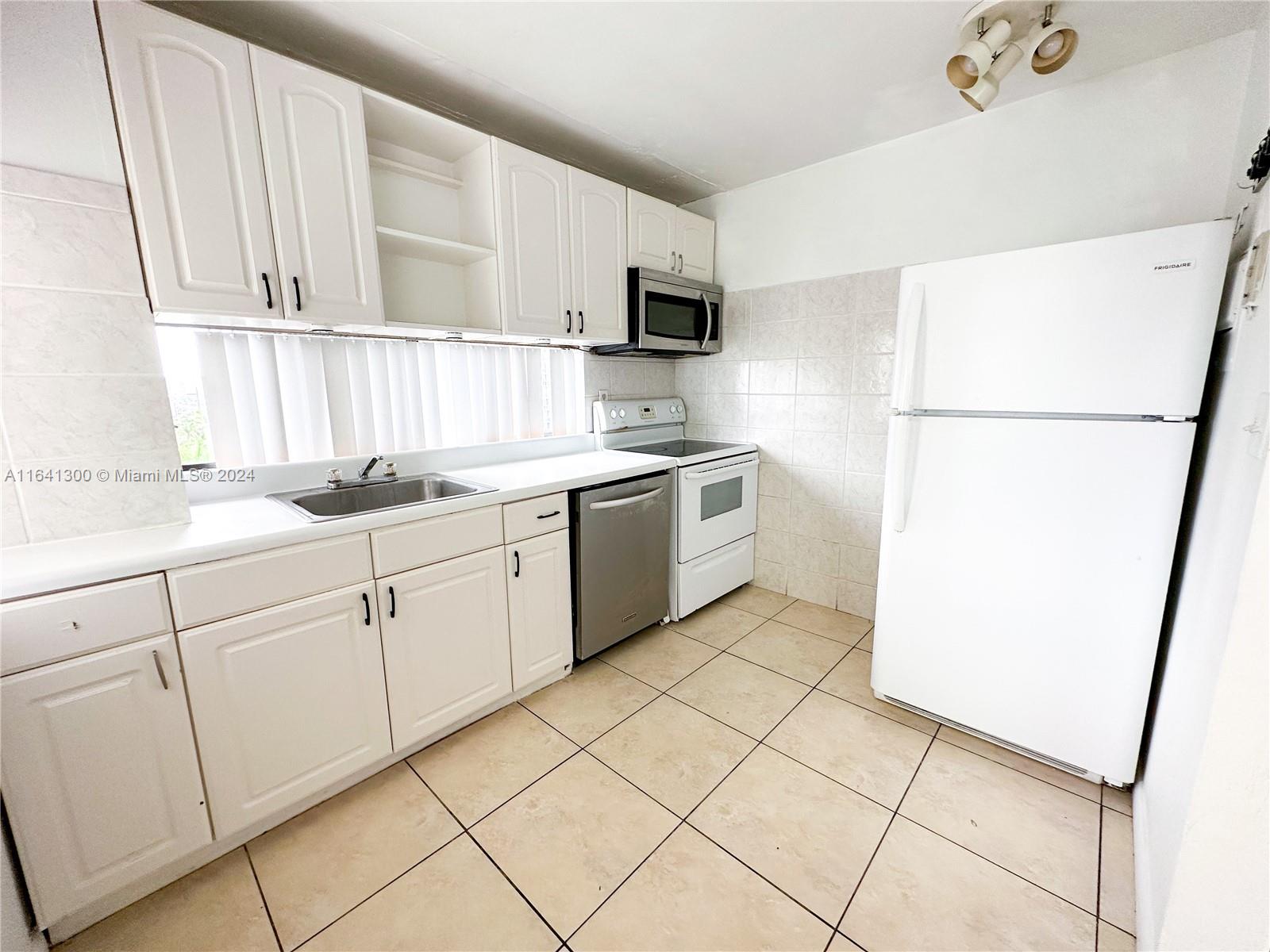 84b12bae-423 17021 N Bay Rd # 915, Sunny Isles Beach FL 33160 — #A11641300