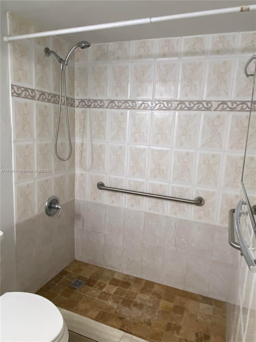 84b12bae-4611 666 W 81st St # 127, Hialeah FL 33014 — #A11786615