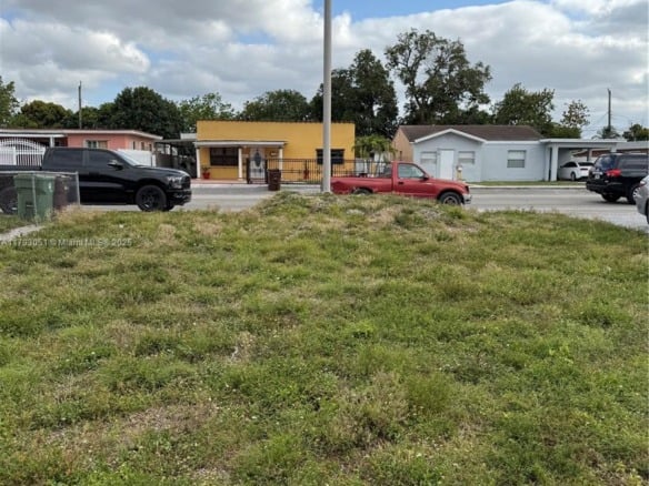 137 W 32 ST, Hialeah FL 33012 — #A11793051