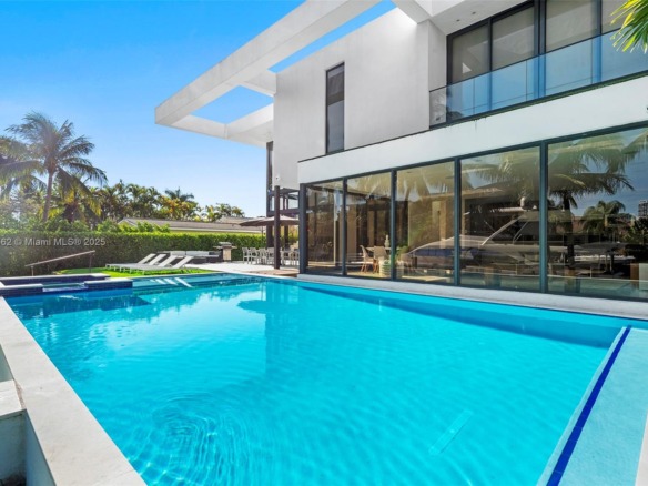 418 Sunset Dr, Hallandale Beach FL 33009 — #A11856562