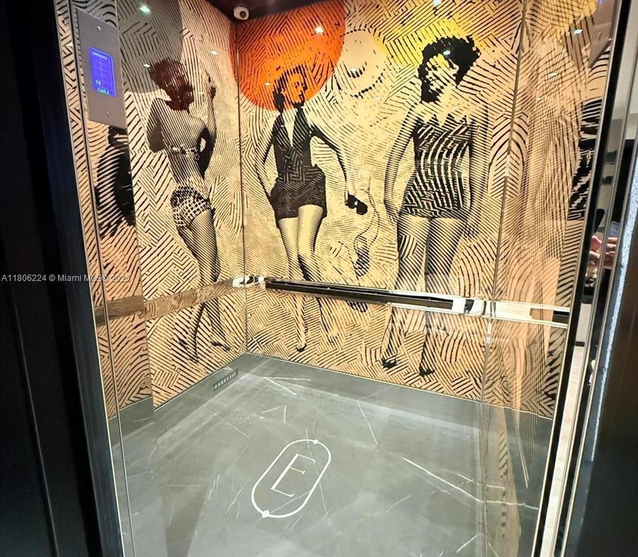 900