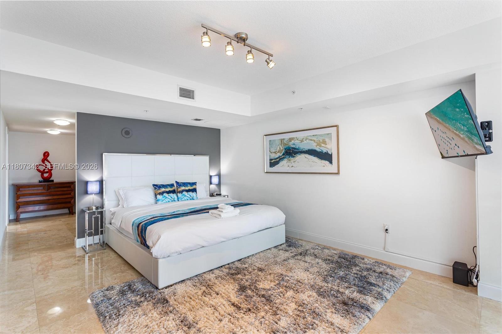 84b12bae-5002 41 SE 5th St # 2008, Miami FL 33131 — #A11807342