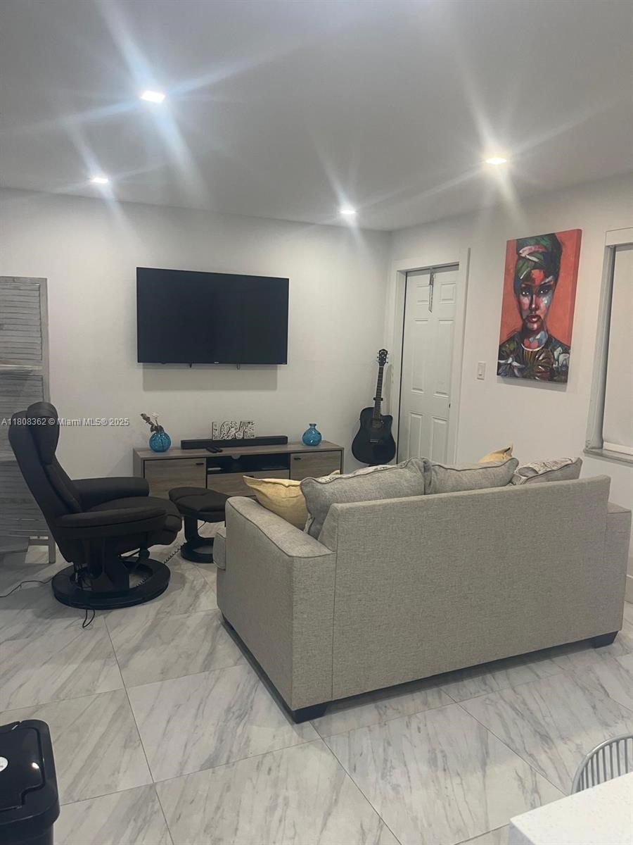 84b12bae-5029 2145 Pierce St # 422, Hollywood FL 33020 — #A11808362