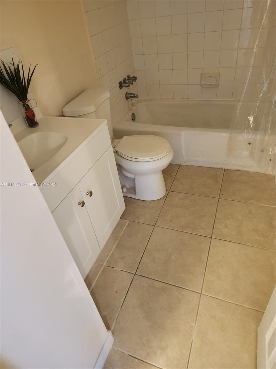 84b12bae-5266 241 SE 9th Ave # 110, Pompano Beach FL 33060 — #A11818933