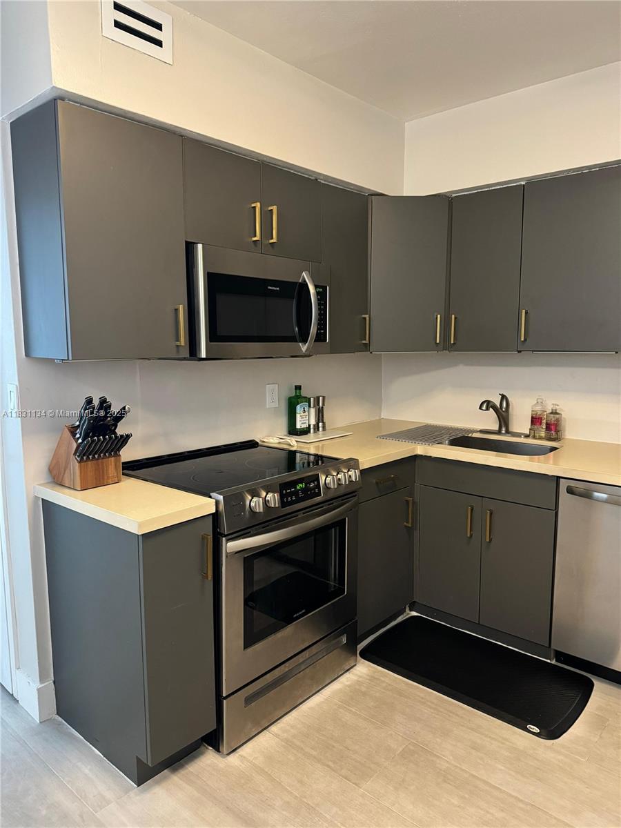 84b12bae-5570 5700 Collins Ave # 3C, Miami Beach FL 33140 — #A11831134