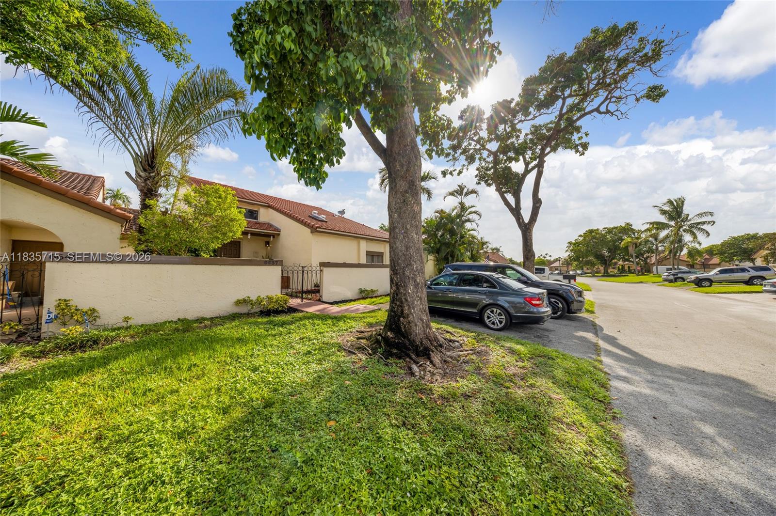 84b12bae-5698 6637 NW 181st Ln, Hialeah FL 33015 — #A11835715