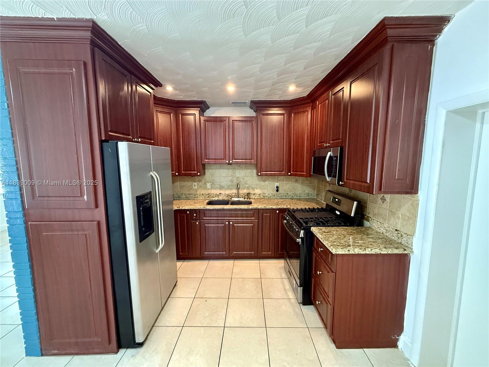84b12bae-5788 2406 N 28th Ave, Hollywood FL 33020 — #A11839009